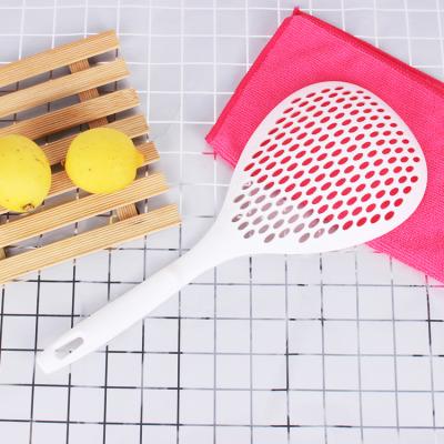 China Supplier Long Viable Wholesale Handle Household Plastic Food Drain Spoon Kitchen Tools Mesh Strainer Water Colander for sale