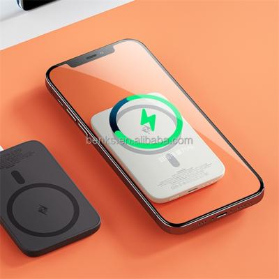 China Mobile Phone Benks Newcomer Light up Qi Certified Pad Charging Super Slim Magnetic Wireless Charger for iP12 for sale