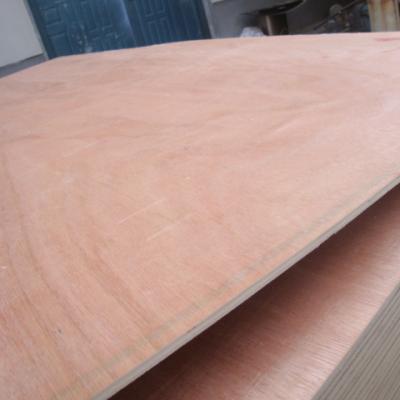 中国 cheap price wood veneer gabon okoume from linyi 販売のため