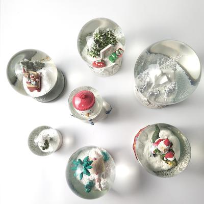 China Cute Hot Selling Custom Made Indoor Resin Glass Snowball Souvenir Gift Snow Globe for sale