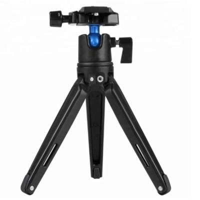 Cina Foldable Table top Mini Camera Tripod Travel Selfie Compact for DSLR Camera in vendita