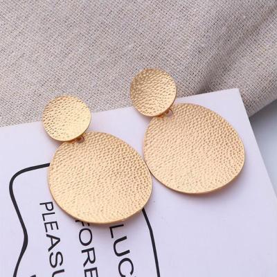 China Shell Earrings Jewelry Environmentally Friendly Glamorous Metal Textured Gold Plated Round Charm Drop Earrings For Women for sale