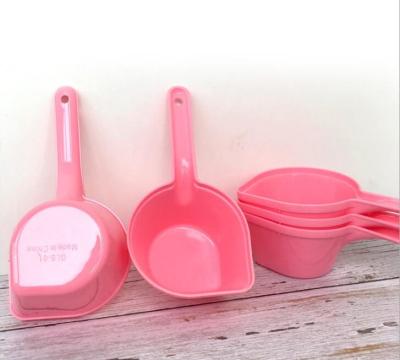 China Pink Viable Measuring Small Dog Plastic Pet Food Scoop Scoop for sale