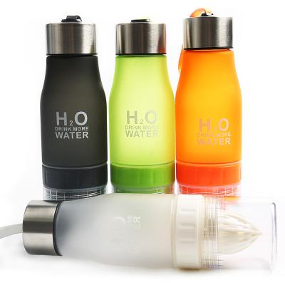 China Sustainable Plastic Solid Color H2o Fruit Water Bottle With Infuser for sale