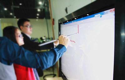 China Monitores multi infrarrojos de la pantalla táctil del alto brillo, tablero multi-touch de Whiteboard en venta