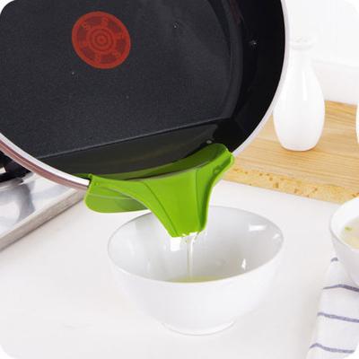 China Kitchen Tool Viable Aid Liquid Silicone Funnel Manager For Soup Pouring On Pot for sale