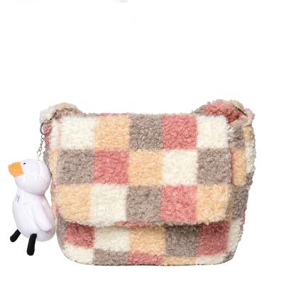 China Designer Girls Plush 2021 Fashion Messenger Bags Grid Shoulder Lattice Single Shoulder Cross Bags Designer Girls Cross Bags for sale