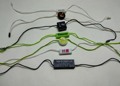 Chine L'oscillation faite sur commande étiquette le produit en plastique Hang Tags Holders Suppliers de cintres en plastique d'étiquette à vendre