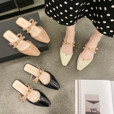 China 2022 New Fashion Trend Lady Shoes Red Simple Rivet Bag Half Bag Outdoor Main Clog Fashion Women's Casual Sandals for sale