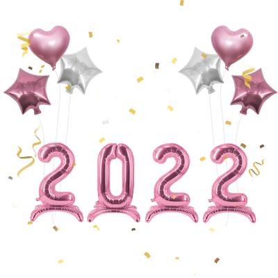 China Modern Amazon Hot Sale 2022 Letter Set Happy New Year Cloth 2022 Balloons Holding Number 32 Inch Party Decorations Balloon for sale