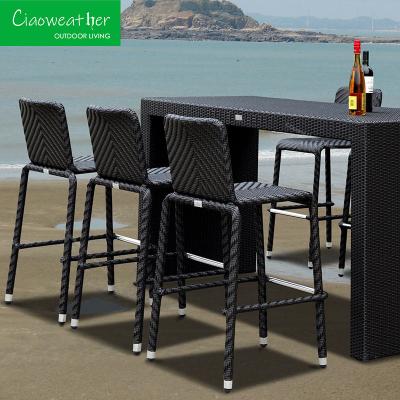 China NO Klappbare Freizeitgartenbar Tisch und modernes Design All-Weather Langlebiges Outdoor-Bar-Set mit Rattan-Barhocker zu verkaufen