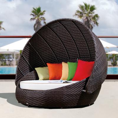 China Optional Antique Canopy Bed Outdoor Luxury Rattan Sun Loungers 100% Handwoven Production for Beach Lounging for sale