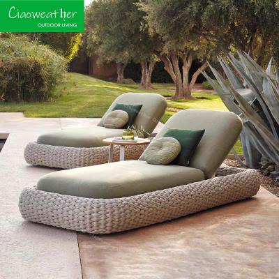 China Top Hotel Resort Daybed Garden Sun Lounger Chair with All Weather Beach Daybed and Modern Design for sale