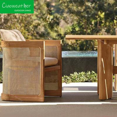 China Silla de comedor de patio en madera de teca sólida con cojín de espuma exterior y tela resistente al agua en venta