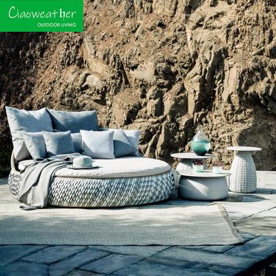 China Gepersonaliseerde kleur Zonnebank Ronde ligstoel Waterdicht Strandstoel Tuin Dagbed Sets Meubelen Buitenbed Met Tafel Te koop