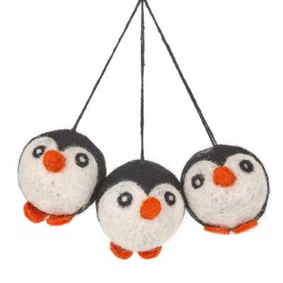 China 2021 100% Natural Hanging Decoration Wool 3d Mini Christmas Ornament Penguin Baubles Felt Decorations Needle Felt Dolls for sale