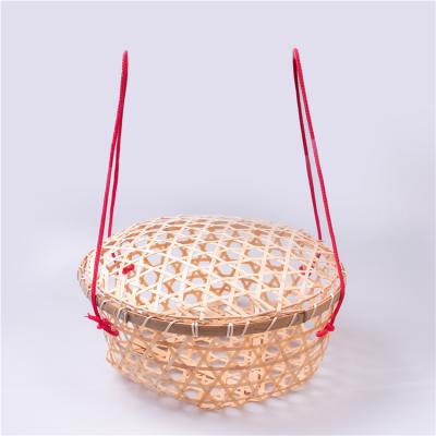 China Pretty Sustainable Design Woven Crafts Bamboo Gift With Lid And Portable Rope Picnic Basket for sale