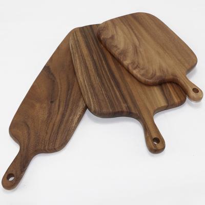 China Sustainable Walnut Wood Food Grade Cutting Board With Handle For Kitchen for sale