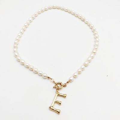 China FASHIONABLE Freshwater Pearl 26 Letter Pearl Necklace Jewelry Gold Letter Pendant Beaded Necklace for sale