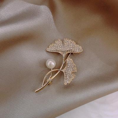 China Autumn and winter vintage bow flower Christmas pearl brooch nickel free crystal pin for sale