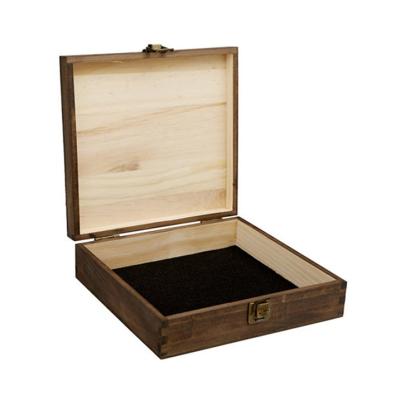 China Size Gift Customized Antique Wooden Cigar Boxes With Lock for sale