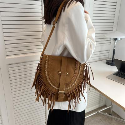 China 2022 Simple Ethnic Style PU Leather Women's Shoulder Bag Fashionable Tassel Diagonal Cross Bag Portable for sale