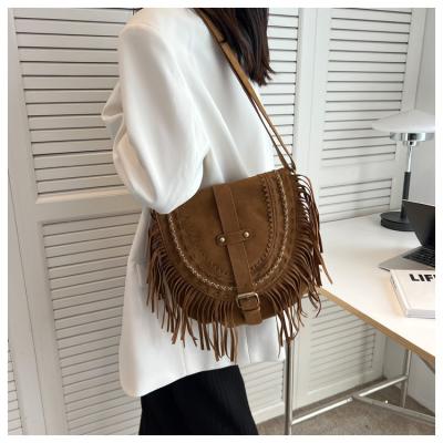 China 2022 autumn and winter retro new tassel women's saddle bag fashion trend one portable shoulder cross - body bag for sale