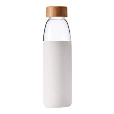 China Sustainable 18oz Juice Beverage Borosilicate Glass Water Bottle with Bamboo Lid and Silicone Protective Sleeve for Juicing, Dishwasher Safe for sale