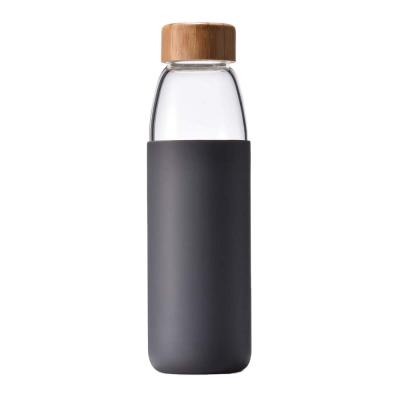 China Sustainable 18oz Juice Beverage Borosilicate Glass Water Bottle with Bamboo Lid and Silicone Protective Sleeve for Juicing, Dishwasher Safe for sale