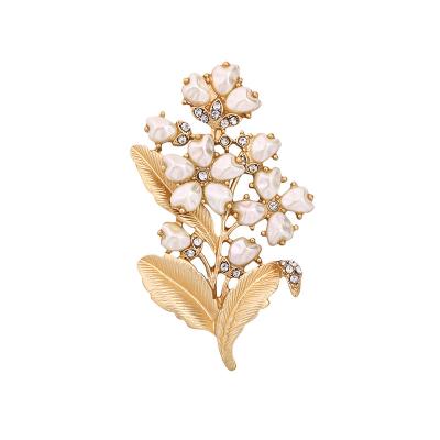 China Luxury jewelry accessories wholesale new alloy plating gold import rhinestone synthesis mute pearl pin brooches for women for sale