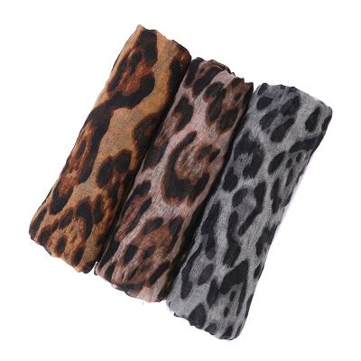 China Leopard Print Fashion Design Leopard Print Wrinkle Ladies Breathable Veil Shawls for sale