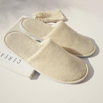 China Disposable Closed Toe Hotel Bedroom Logo Disposable Slippers Customized Slippers for sale