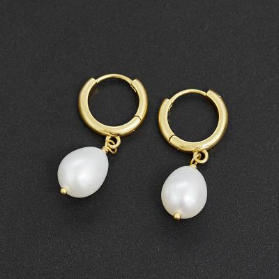 China FASHIONABLE wholesale 18k gold plated freshwater pearl earrings dangle real natural pearl drop earrings for women for sale