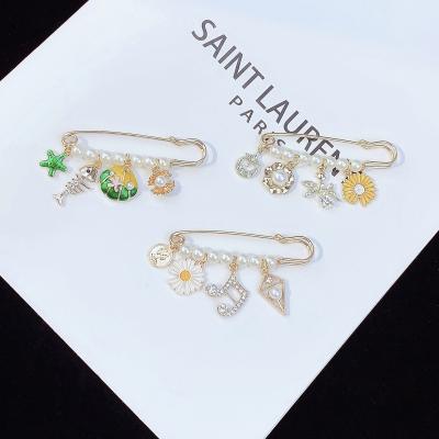 China Small Japanese ALLOY daisy brooch brooch the new and Korean cute fish pin anti-go bare buckle beaded brooches starfish for sale