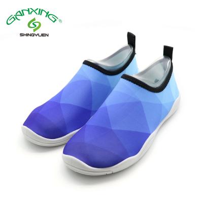 China Custom Made Breathable Man Slip-resistant Mesh Soft Sole Sport Sneakers 2020 New Running Shoes for sale