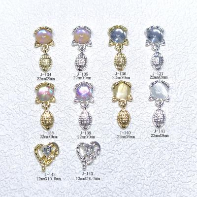 China Qianya 2022 Cute Wholesale 3D Rhinestone Diamond Nail Art Charm For Nails Decals Wolf Love Shape Nail Charms for sale