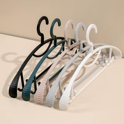 China Eco-Friendly Clothes Hanger Manufacturers Supply Cheap Multicolor Plastic Clothes Hanger Clothes Stands Hanger For Malls Supermarket for sale