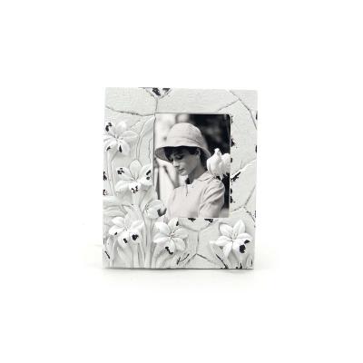 China Art Deco 2.5inch White Hand Cut Resin Picture Frame Ornament Home Decor Ornament for sale