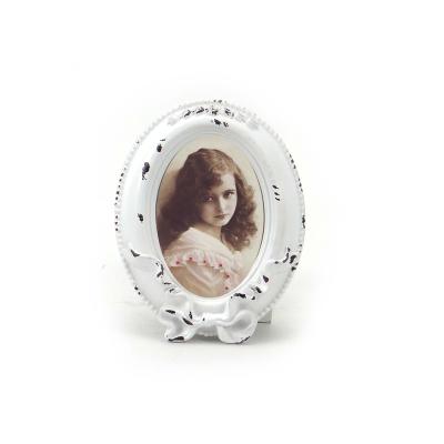 China Art Deco 2.5inch Oval Photo Frame Desk Ornament Retro Old Resin White Picture Frame for sale