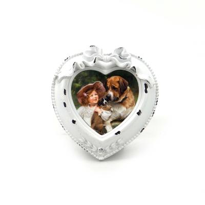 China Art Deco 2.5inch White Heart-Shaped Resin Picture Frame Desktop Ornament for sale