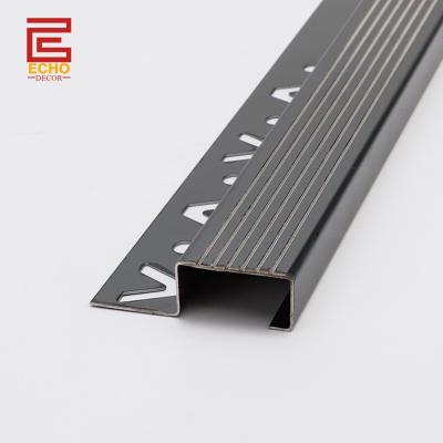 China Dauerhafte schwarze Metall Treppe Nase Trim 2 Zoll Außen Stufe Rand Trim zu verkaufen