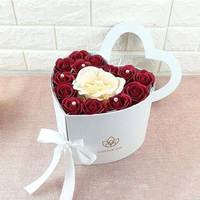 China Recycled Materials Rose Flowers Bouquet Round Gift Paper Packaging Flower Romantic White Heart Shaped Fresh Box for sale