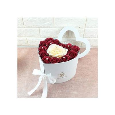 China Recycled Materials Romantic Heart Shaped White Rose Valentine's Day Bouquet Gift Paper Wrapped Gift Box for sale