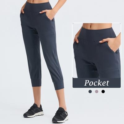 China Breathable Ladies Capri Pants With Phone Pocket Capri Joggers Quick Dry Gym Capris Cropped Pants for sale