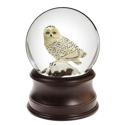 China Custom Europe Polyresin Christmas Ornaments Christmas Decoration Gift Resin Glass Water Ball Snow Globe for sale