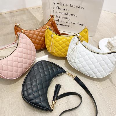 China 2022 Factory Wholesale Fashion Korean Explosive Bag Pattern Crescent Shoulder Messenger Bag for sale