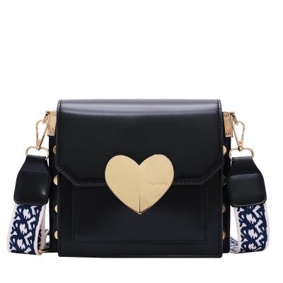 China 2021 French Lady Factory Wholesale Ladies Love Messenger Handbags Luxury Purses Scarves Chain Handbags For Women for sale