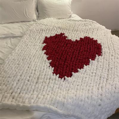 China Valentine's Day PORTABLE Blanket Chunky Hand Knit Chenille Decorative Oversized Bed Throw Blanket with Red Heart for sale