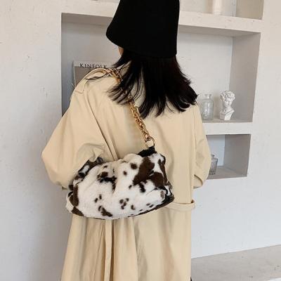 China 2021 hot sale thick chain handbags women's fur shoulder bag plush handbag link dye autumn and winter fashion cloud furry bag for sale