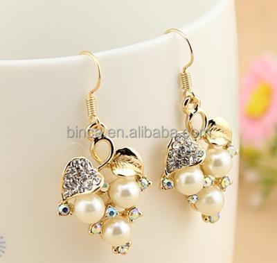 China CLASSIC Fashion Rhinestone Pearl Earrings 18K Gold Stud Earrings MOQ 12 Pairs Have Stock EA280 for sale